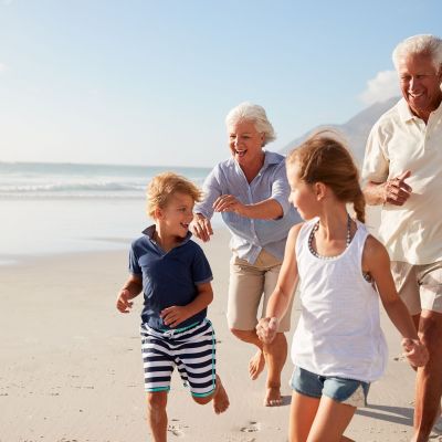 Το μυστικό για χαρούμενες διακοπές; Πάρτε μαζί σας τον παππού και την γιαγιά