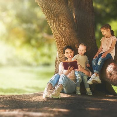 Όλο και λιγότεροι γονείς διαβάζουν παραμύθια - Μήπως ξεχνάμε τη δύναμη του βιβλίου;