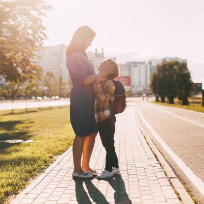 Τέλος σχολικής χρονιάς: Όσα νιώθει μια εργαζόμενη μαμά που προσπαθεί να είναι παντού