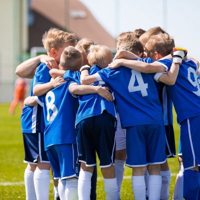 Μελέτη αποκαλύπτει: Οι γονείς επενδύουν περισσότερα χρήματα και χρόνο στον παιδικό αθλητισμό