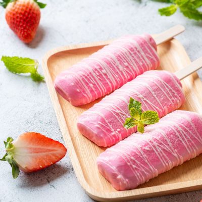 Σπιτικό παγωτό φράουλα με μόλις τρία υλικά (και χωρίς παγωτομηχανή)