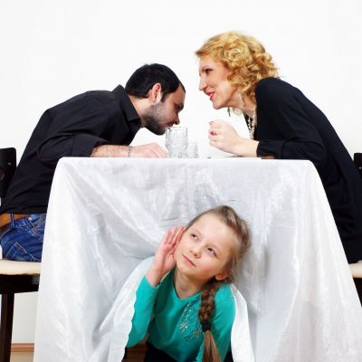 To TikTok το πρότεινε και οι ειδικοί συμφωνούν: Μιλήστε «πίσω από την πλάτη» των παιδιών... για καλό