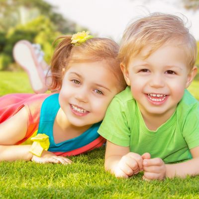 Tα παιδιά που μεγαλώνουν με αδερφές είναι πιο χαρούμενα, σύμφωνα με την επιστήμη