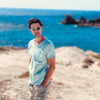 Ίδια ματιά, ίδια πόζα: Η σπάνια φωτογραφία του Ορφέα Αυγουστίδη με τον πατέρα του