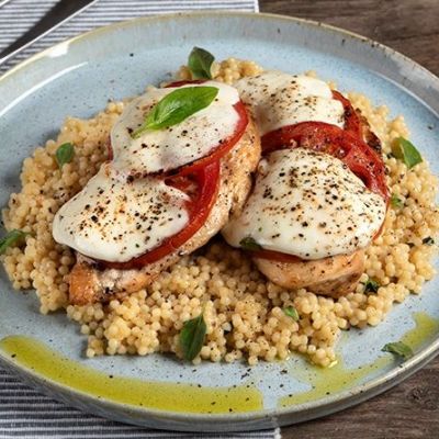 Καλοκαιρινό κοτόπουλο με βασιλικό και μοτσαρέλα