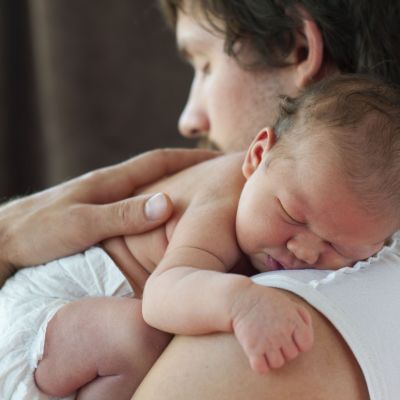 Οι μπαμπάδες νιώθουν περισσότερη μοναξιά και άγχος από τις μαμάδες – Νέες έρευνες