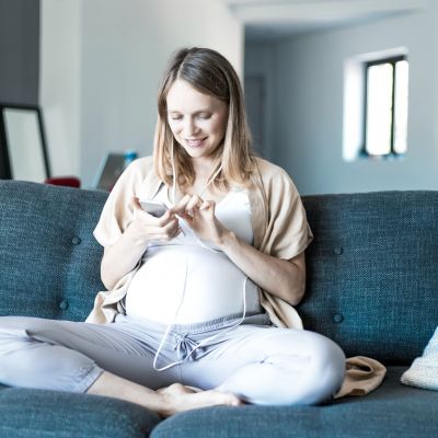 Κινητό στην εγκυμοσύνη: Πιθανές επιπτώσεις σε μητέρα και έμβρυο λόγω υπερβολικής χρήσης