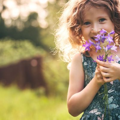 Καλοκαιρινό DIY για παιδιά: Αυτοκόλλητο καδράκι με λουλούδια - Η απόλυτη οικογενειακή κατασκευή