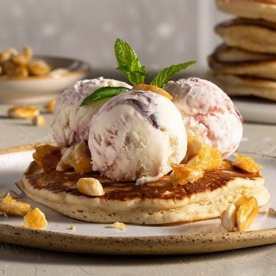 Pancakes με παγωτό και καραμελωμένα αμύγδαλα