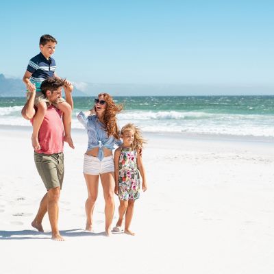 Τι πρέπει να έχεις μαζί σου στην παραλία; Τα must - have των γονιών για ξέγνοιαστες ώρες στη θάλασσα