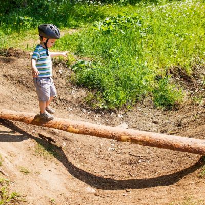 Πώς η γονεϊκή υπερπροστασία αυξάνει το άγχος και μειώνει την ευτυχία