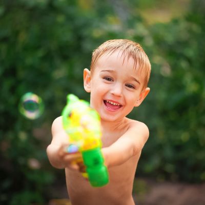 Τα καλύτερα καλοκαιρινά παιχνίδια με νερό που κάθε μαμά πρέπει να δοκιμάσει