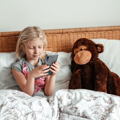 Ποιος είναι ο κατάλληλος χρόνος χρήσης οθονών για τα παιδιά το καλοκαίρι; Παιδίατρος εξηγεί