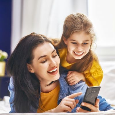 Μήπως ψάχνετε υπερβολικά γονεϊκές συμβουλές στα social media; Δείτε πόσο σας ωφελεί πραγματικά