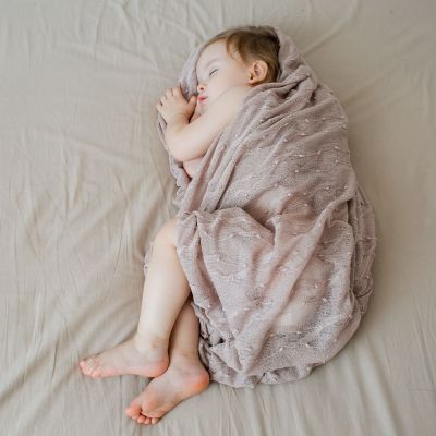 Καύσωνας και μωρό: SOS tips για ασφαλή ύπνο