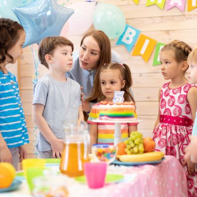 Το δίλημμα των γονιών: Είναι σωστό να φέρνεις απρόσκλητο αδερφάκι σε παιδικό πάρτι γενεθλίων;