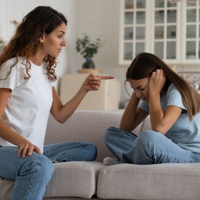 Ποιες τοξικές φράσεις πρέπει να αποφεύγετε να λέτε στο παιδί σας, αν θέλετε να σας ακούει