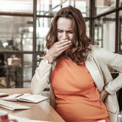 Εγκυμοσύνη και εργασία: Πώς να αντιμετωπίσετε τις πρωινές ναυτίες στο γραφείο