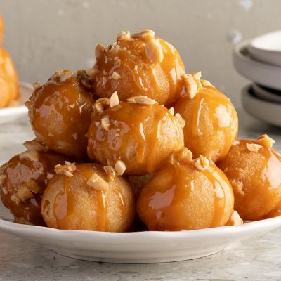 Aφράτοι και τραγανοί λουκουμάδες με σπιτική σάλτσα καραμέλας