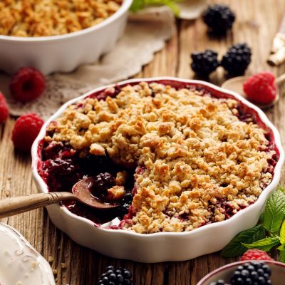 6 πεντανόστιμες καλοκαιρινές συνταγές με φράουλες και μούρα