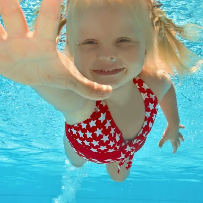 Υπάρχει η «σωστή» ηλικία για να μάθει ένα παιδί να κολυμπά;