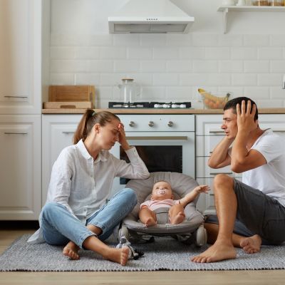 Η πλειοψηφία των γονιών απλώς «βγάζει την ημέρα» αντί να την απολαμβάνει, σύμφωνα με έρευνα