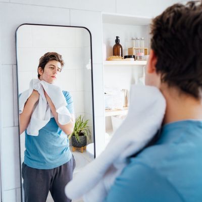 Νέο TikTok trend απειλεί την εμφάνιση και την ψυχική υγεία των έφηβων αγοριών