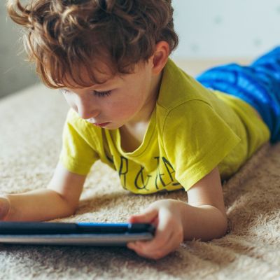 Γιατί ο εθισμός των παιδιών στις οθόνες ανησυχεί τους ειδικούς περισσότερο από τη διάρκεια χρήσης