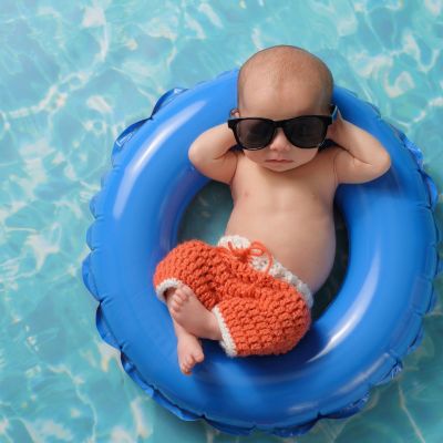 Πότε είναι ασφαλές να μπει το μωρό στην πισίνα; Οι παιδίατροι απαντούν