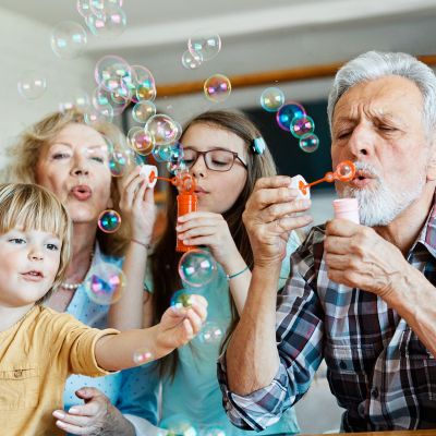 Πώς οι παππούδες και οι γιαγιάδες χτίζουν δυνατούς δεσμούς με τα εγγόνια τους - 7 συνήθειες