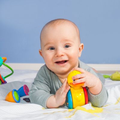 Πότε γυρίζει το μωρό από μπρούμυτα σε ανάσκελα; Όλα όσα πρέπει να ξέρετε