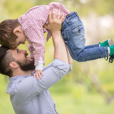 Όσοι μεγαλώνουν χωρίς ισχυρή πατρική φιγούρα συχνά αναπτύσσουν αυτά τα 7 χαρακτηριστικά ως ενήλικες