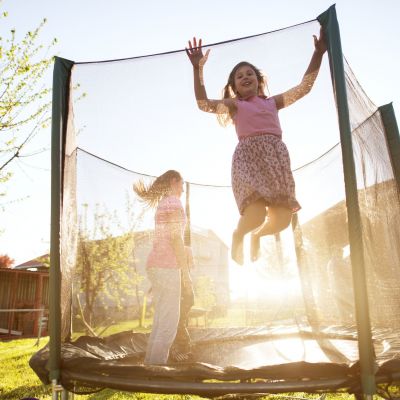 Οι απρόσμενοι κίνδυνοι των τραμπολίνων για τα παιδιά