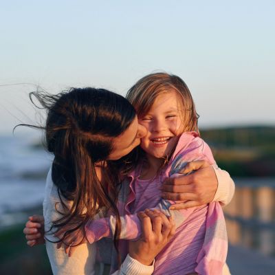 Τα 5 είδη φιλιού που αγαπούν τα παιδιά - και τι σημαίνουν για την ανάπτυξή τους