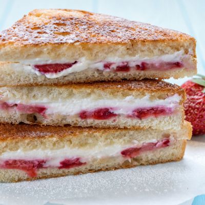 Το viral φραουλένιο σάντουιτς με σαντιγί – Το απόλυτο καλοκαιρινό σνακ για όλη την οικογένεια
