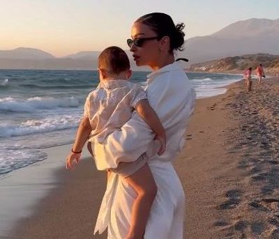 «Εργασία και χαρά»: Ο γιος της Ελένης Φουρέιρα βοηθάει στο πλύσιμο του αυτοκινήτου