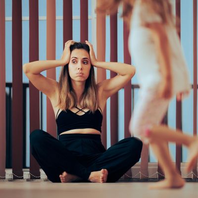 Καλοκαιρινό burnout: Ποιες είναι οι ψυχικές προκλήσεις των μαμάδων που δεν εργάζονται;