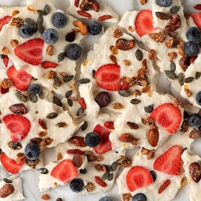 Σπιτικές μπάρες γιαουρτιού με μέλι, σπιτική γκρανόλα και φρούτα