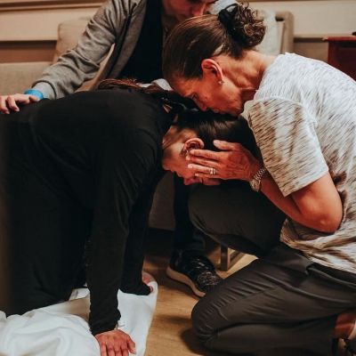 Μαμάδες δίπλα στις κόρες τους τη στιγμή του τοκετού: Μια συγκλονιστική παρακαταθήκη αγάπης