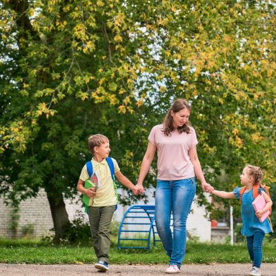 Πώς να μιλήσετε στο παιδί σας για τις ανησυχίες του πριν τη νέα σχολική χρονιά