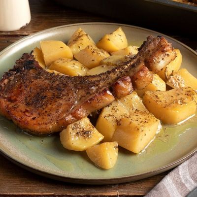 Χοιρινές μπριζόλες λεμονάτες με πατάτες στον φούρνο