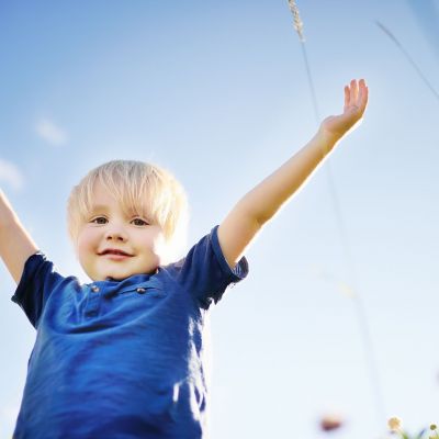 Καύσωνας: Πώς θα καταλάβετε ότι το μωρό σας ζεσταίνεται πολύ;