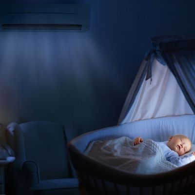 Καύσωνας και βρεφικός ύπνος: Μπορεί να κοιμηθεί το μωρό με κλιματιστικό το βράδυ;