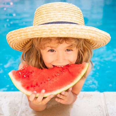 Καύσωνας: Ποια φρούτα κρατούν ενυδατωμένα τα παιδιά