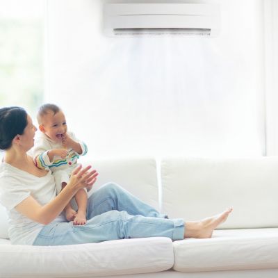Καύσωνας και μωρό: Τι πρέπει να ξέρουν οι γονείς για τη χρήση κλιματιστικού