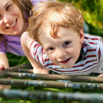 3 καλοπροαίρετες πράξεις των γονιών που τελικά εμποδίζουν την ανάπτυξη των παιδιών τους