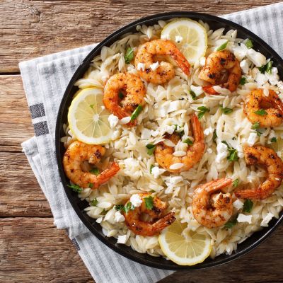 Κριθαρότο με γαρίδες και φέτα: Ιδανικό φαγητό για όλη την οικογένεια έτοιμο σε μόλις 30 λεπτά