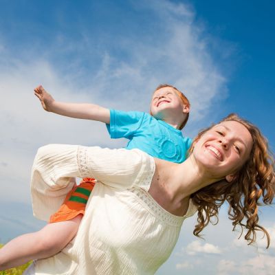 Πώς να ενδυναμώσετε τη σχέση με το παιδί σας μέσα από 8 απλές συνήθειες