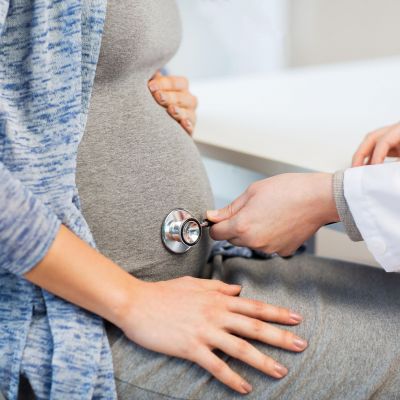 Καφέ υγρά στην εγκυμοσύνη: Είναι φυσιολογικά ή σημάδι ανησυχίας;