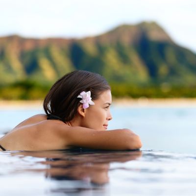 Δυσμηνόρροια και θάλασσα: Βοηθά το κολύμπι ή χειροτερεύει τον πόνο;